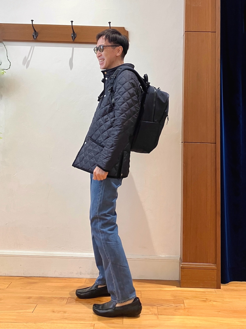 グレー系のシャツ/ブラウス、ブルー系のブルゾン、ブラック系のバックパック/リュックを着用したメンズの秋コーディネートの4枚目の写真