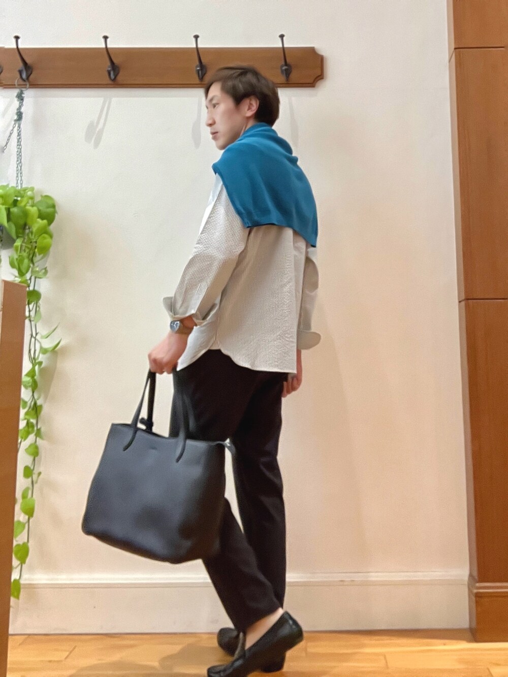 グリーン系のニット/セーター、グレー系のシャツ/ブラウス、グレー系のその他パンツを着用したメンズの春コーディネートの4枚目の写真