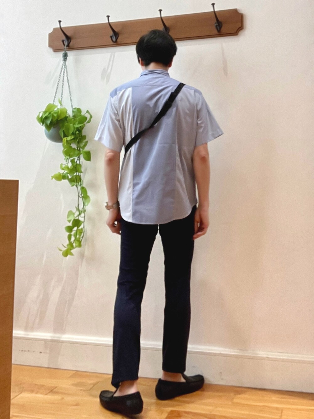 ブルー系のその他パンツ、ブルー系のシャツ/ブラウス、ブラック系のショルダーバッグを着用したメンズの夏コーディネートの4枚目の写真
