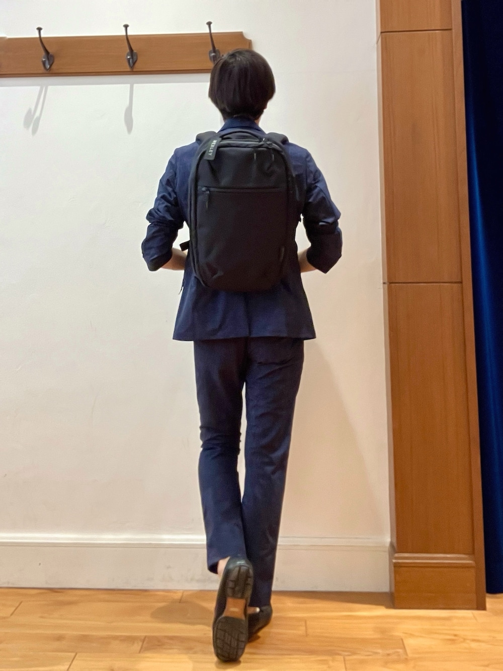 ブルー系のテーラードジャケット、ブルー系のTシャツ/カットソー、ブルー系のその他パンツを着用したメンズの春コーディネートの6枚目の写真