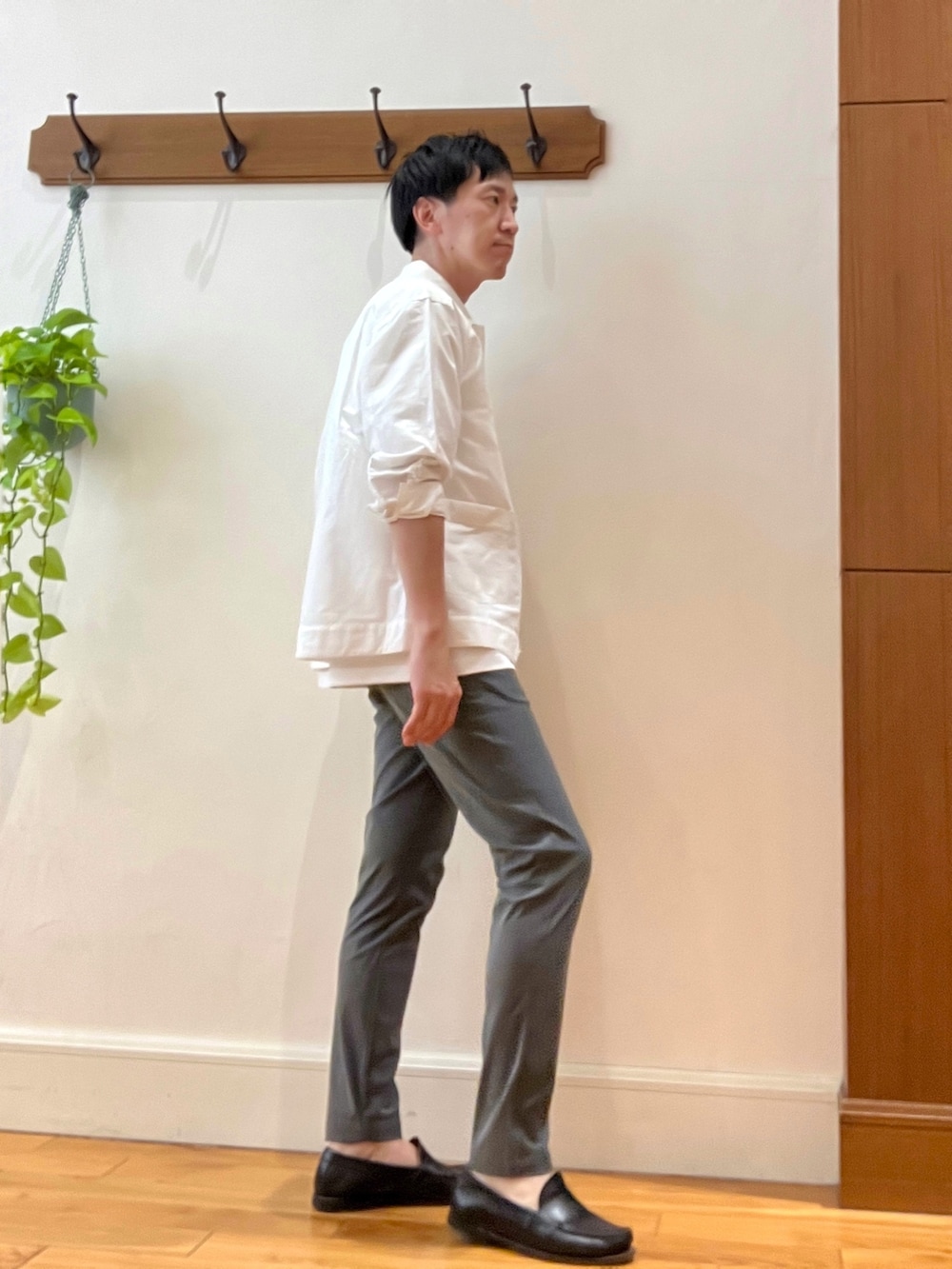 グレー系のその他パンツ、ホワイト系のカバーオール、ホワイト系のTシャツ/カットソーを着用したメンズの春コーディネートの7枚目の写真