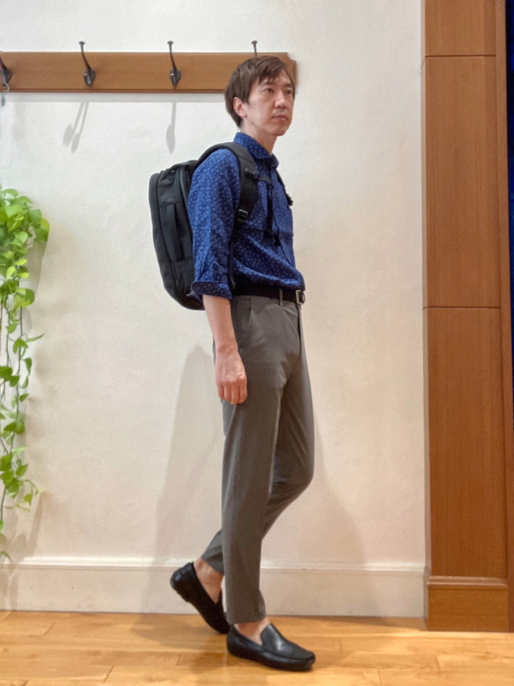 ブルー系のシャツ/ブラウス、ブラック系のバックパック/リュック、グレー系のその他パンツを着用したメンズの夏コーディネートの6枚目の写真