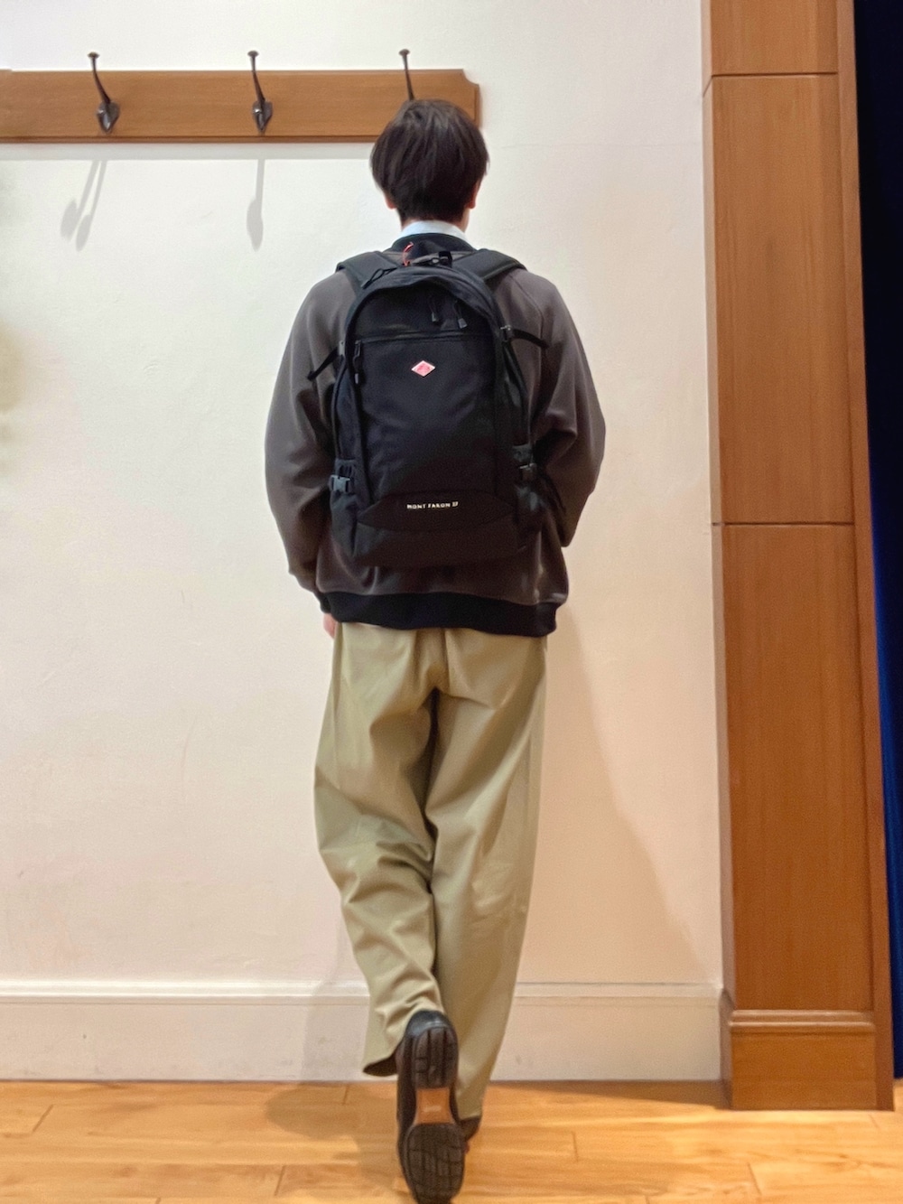 グレー系のブルゾン、グリーン系のシャツ/ブラウス、ブラック系のバックパック/リュックを着用したメンズの冬コーディネートの4枚目の写真