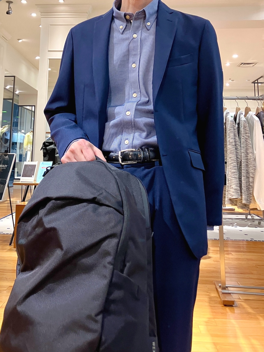 ブルー系のテーラードジャケット、ブルー系のシャツ/ブラウス、ブルー系のその他パンツを着用したメンズの冬コーディネートの9枚目の写真