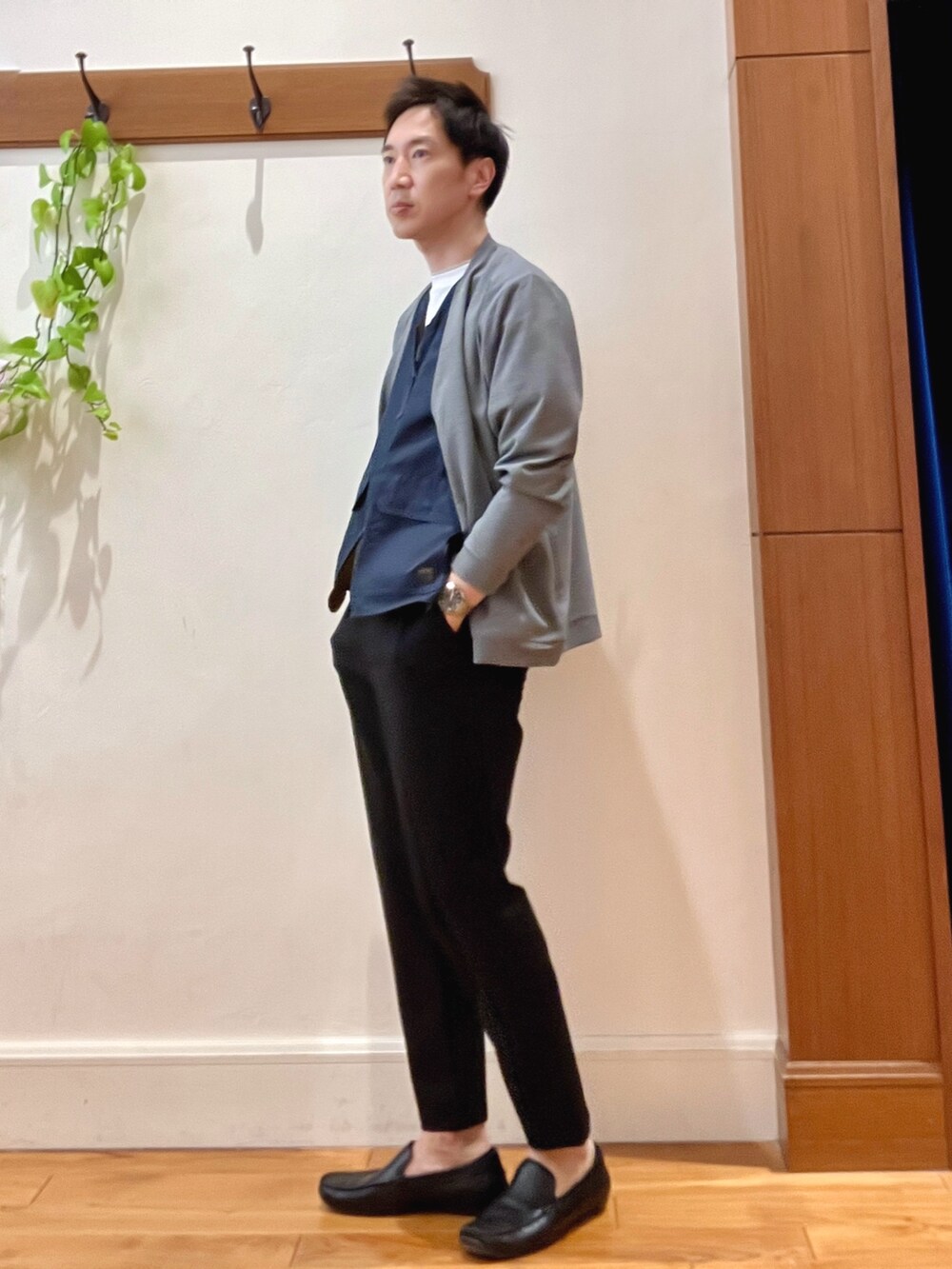 ブラック系のトートバッグ、ブラック系のその他パンツ、ホワイト系のTシャツ/カットソーを着用したメンズの春コーディネートの4枚目の写真