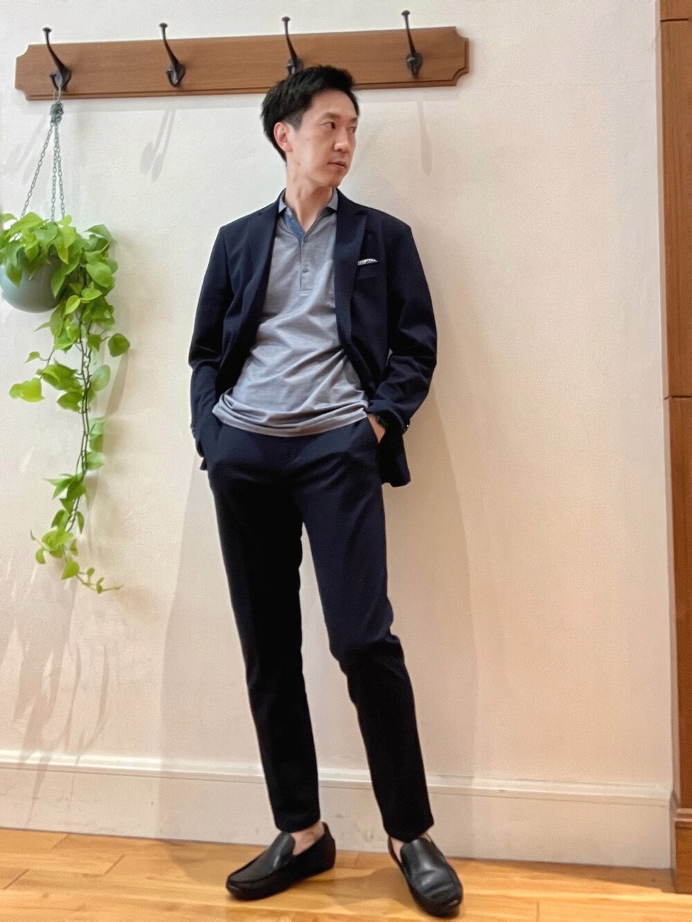 ブルー系のテーラードジャケット、ブルー系のその他パンツ、ブルー系のポロシャツを着用したメンズの夏コーディネートの2枚目の写真