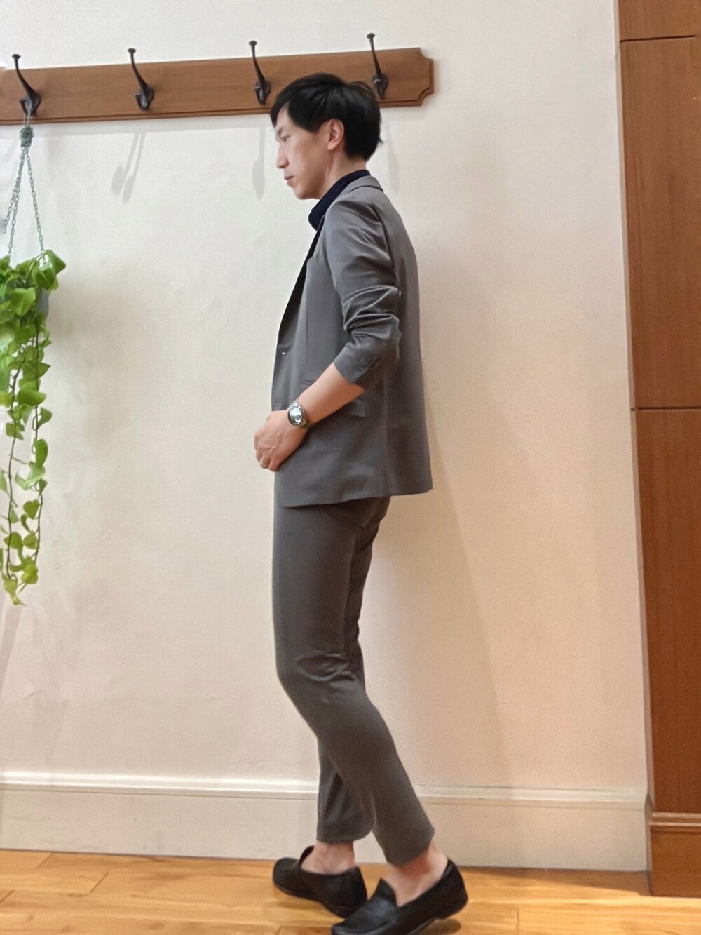 グレー系のテーラードジャケット、グレー系のその他パンツ、ブラック系のシャツ/ブラウスを着用したメンズの春コーディネートの6枚目の写真