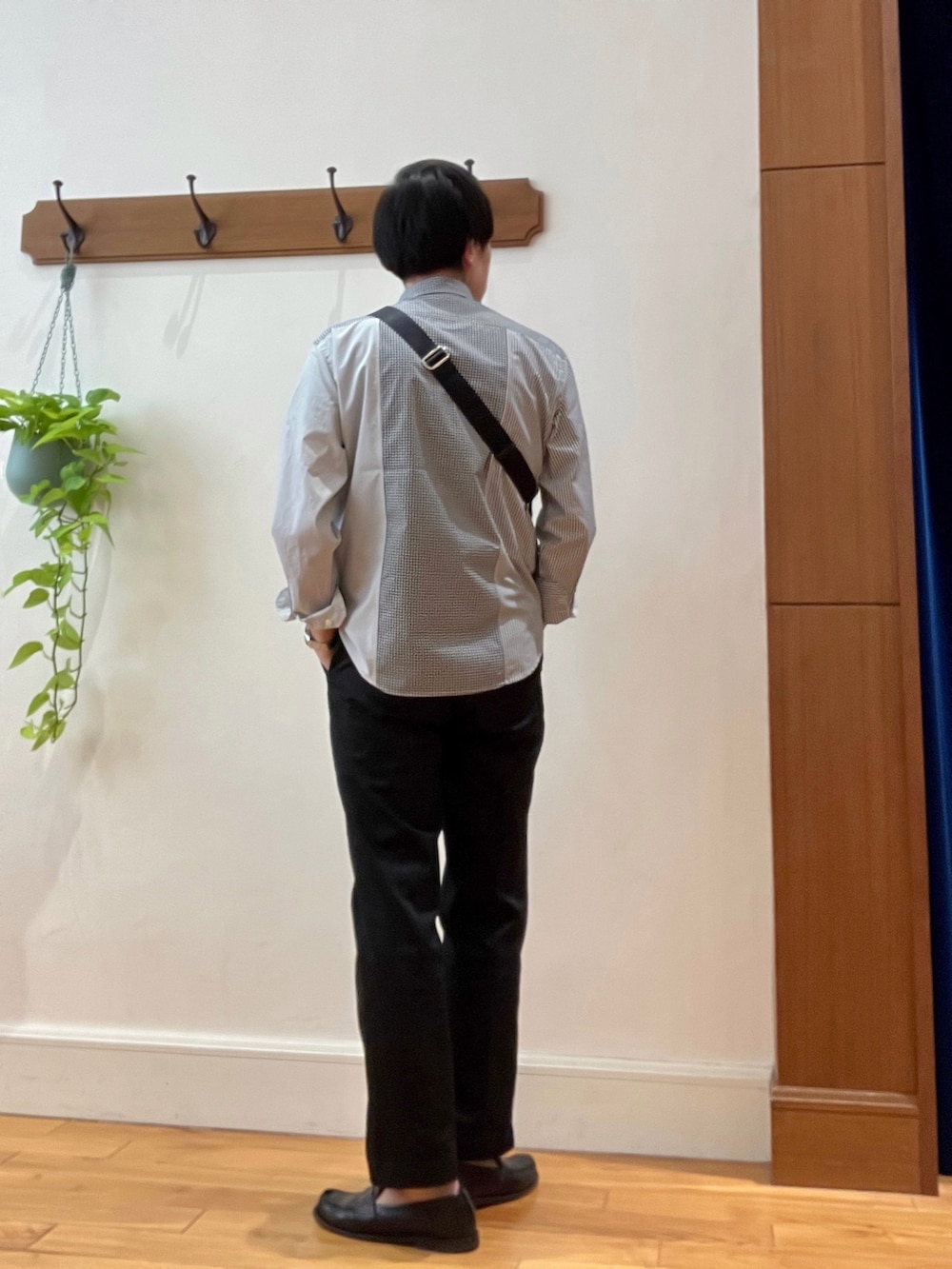 ブラック系のボディバッグ/ウエストポーチ、ブラック系のシャツ/ブラウスを着用したメンズの冬コーディネートの5枚目の写真