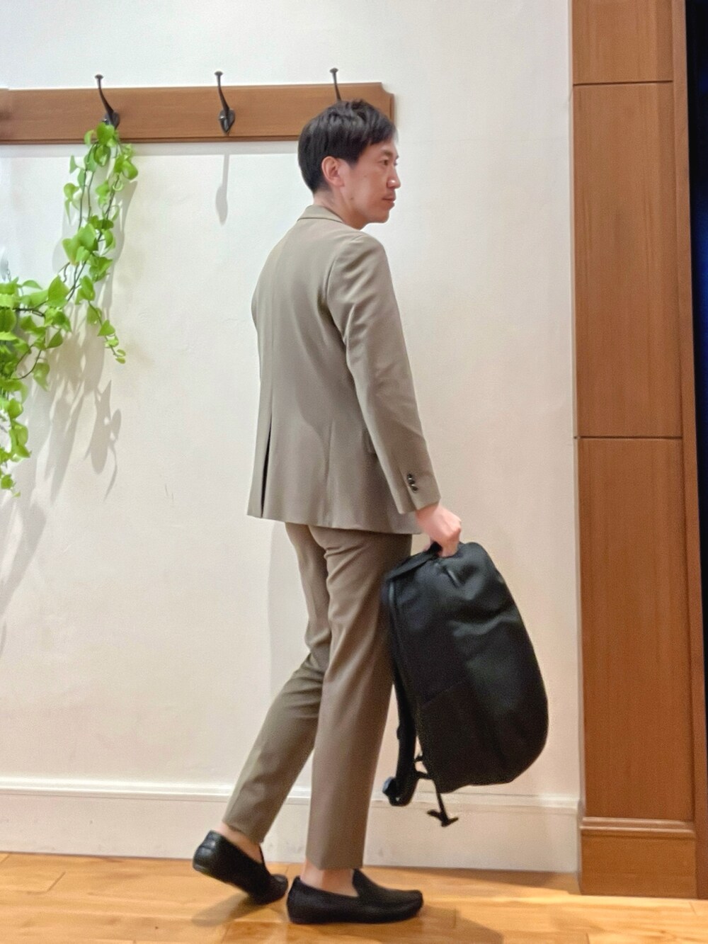 ブラウン系のその他パンツ、ブラウン系のテーラードジャケット、ブルー系のニット/セーターを着用したメンズの冬コーディネートの5枚目の写真