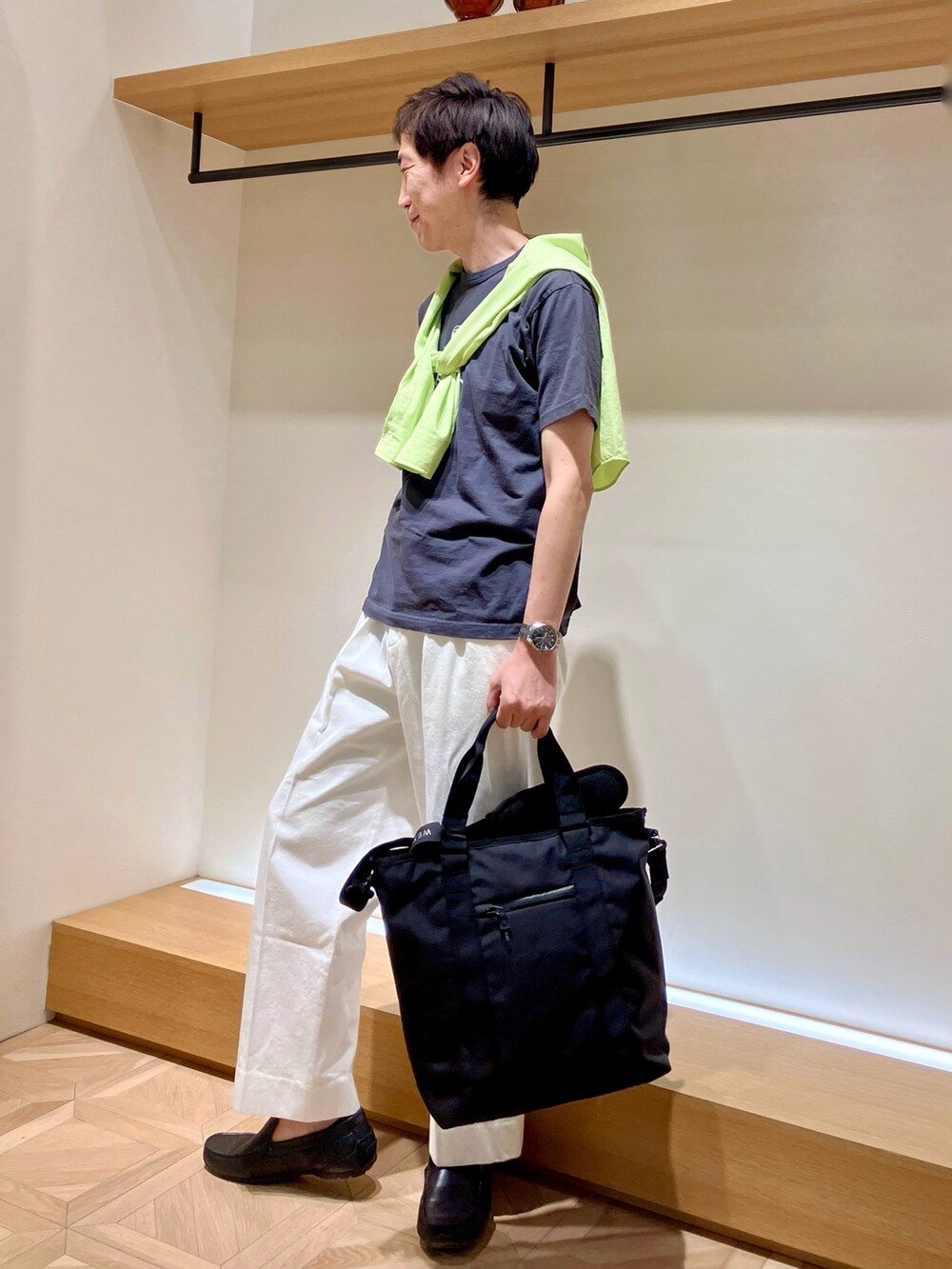 イエロー系のシャツ/ブラウス、グレー系のTシャツ/カットソー、ホワイト系のデニムパンツを着用したメンズの春コーディネートの2枚目の写真