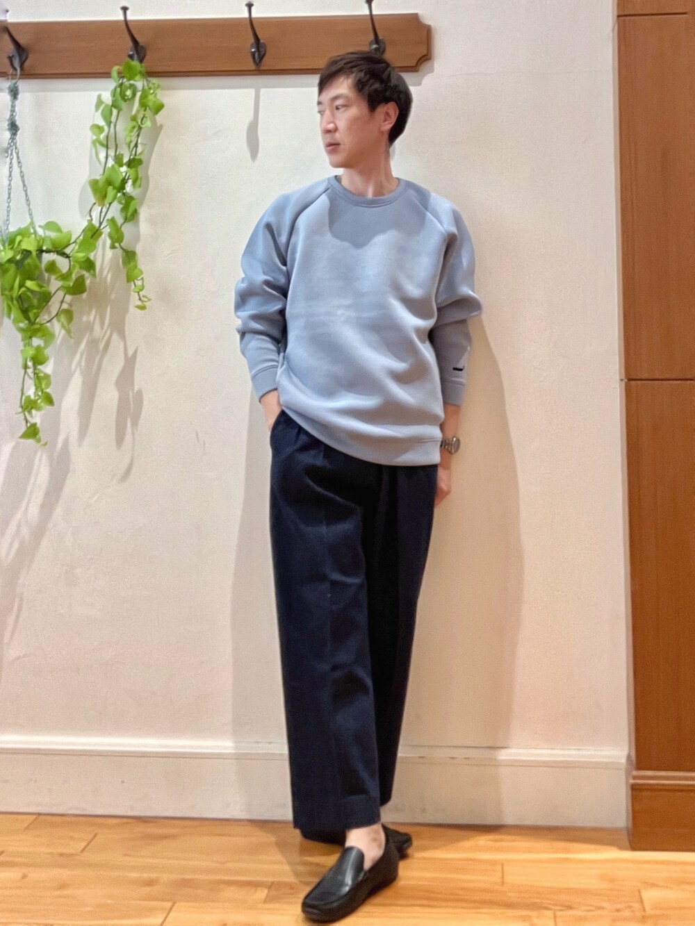 ブルー系のデニムパンツ、ブルー系のスウェット、ブラック系のショルダーバッグを着用したメンズの冬コーディネートの7枚目の写真