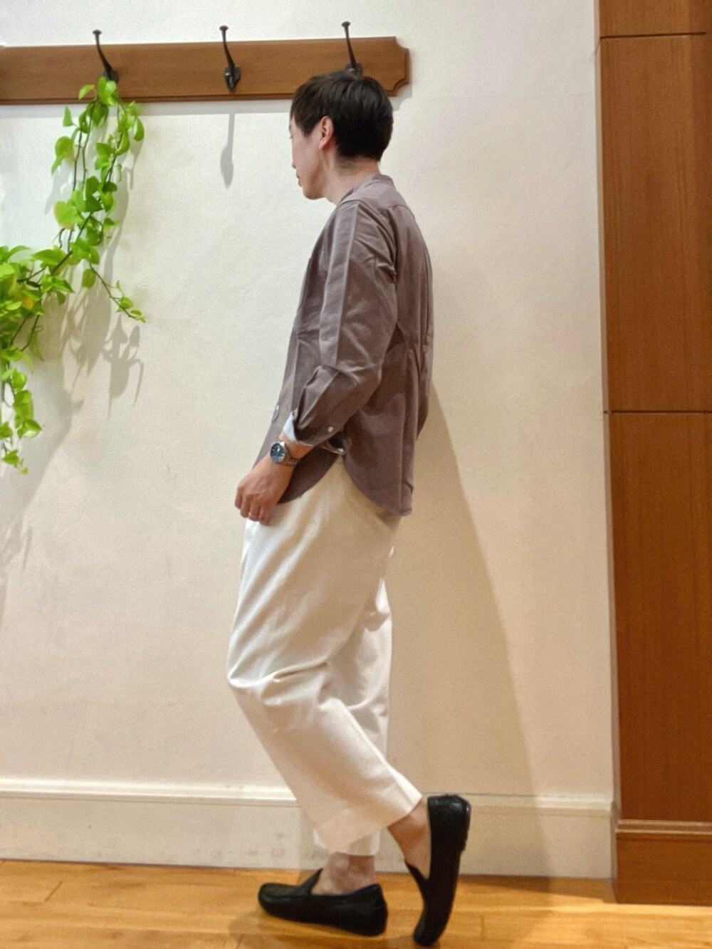 グレー系のシャツ/ブラウス、ホワイト系のデニムパンツを着用したメンズの冬コーディネートの4枚目の写真