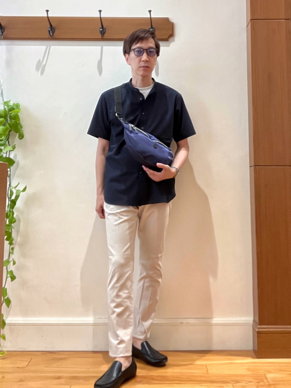 ホワイト系のTシャツ/カットソー、ブルー系のシャツ/ブラウス、ホワイト系のチノパンツを着用したメンズの夏コーディネートの7枚目の写真