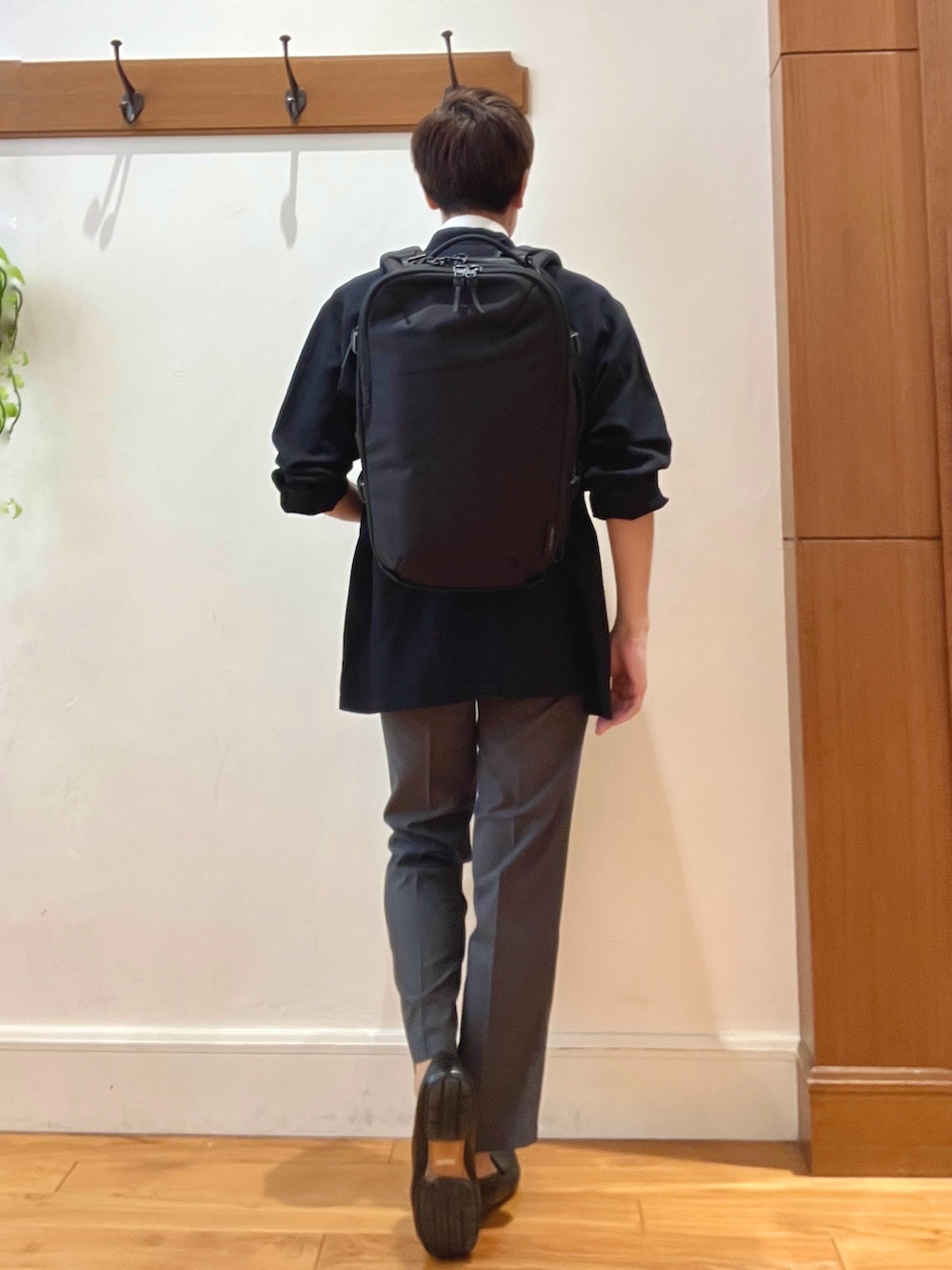 ブラック系のシャツ/ブラウス、ホワイト系のシャツ/ブラウス、グレー系のその他パンツを着用したメンズの夏コーディネートの4枚目の写真