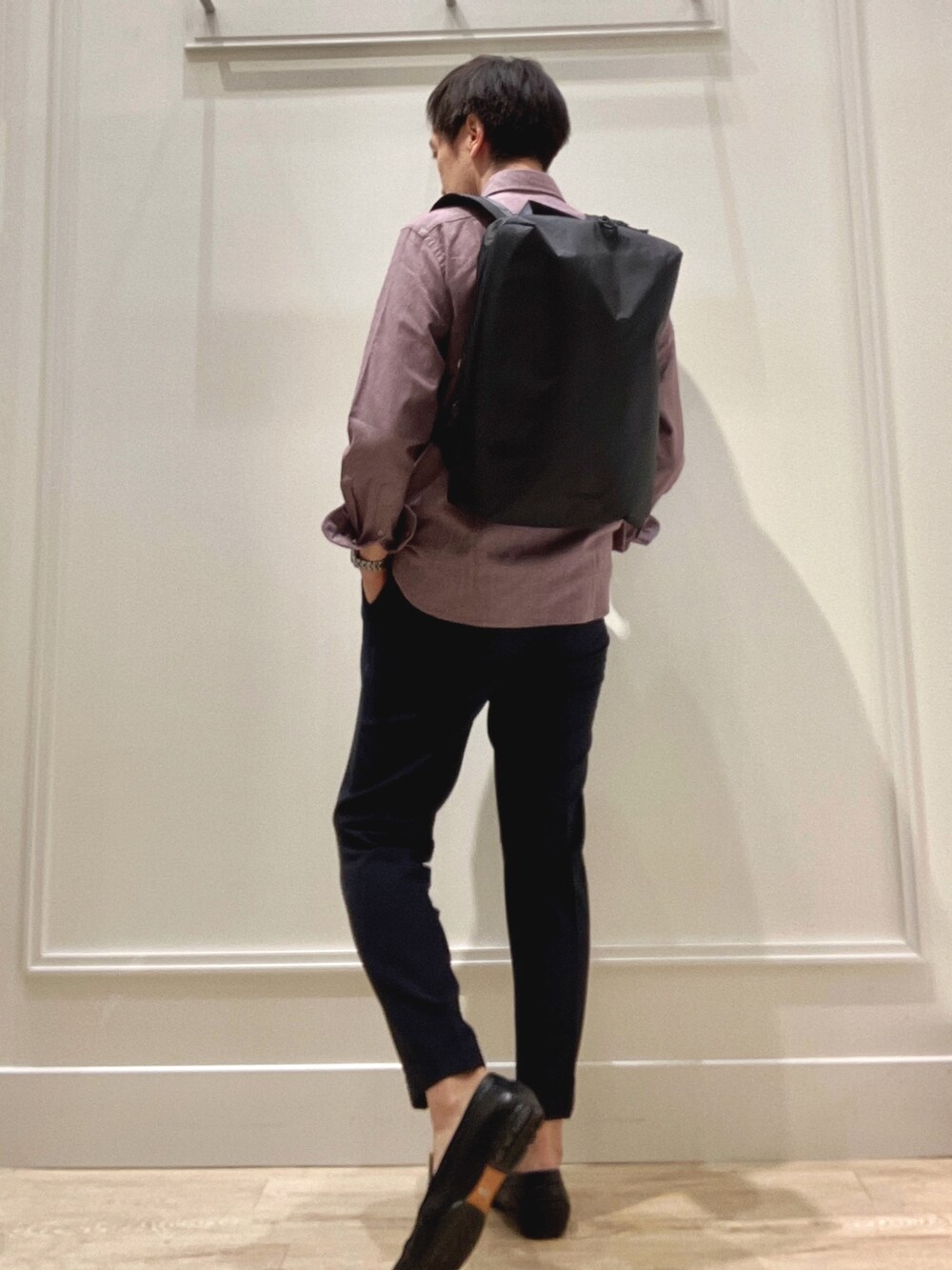 レッド系のシャツ/ブラウス、ブラック系のバックパック/リュックを着用したメンズの秋コーディネートの6枚目の写真