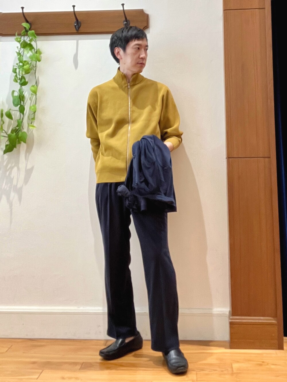 ブルー系のシャツ/ブラウス、イエロー系のニット/セーター、グレー系のバックパック/リュックを着用したメンズの秋コーディネートの8枚目の写真