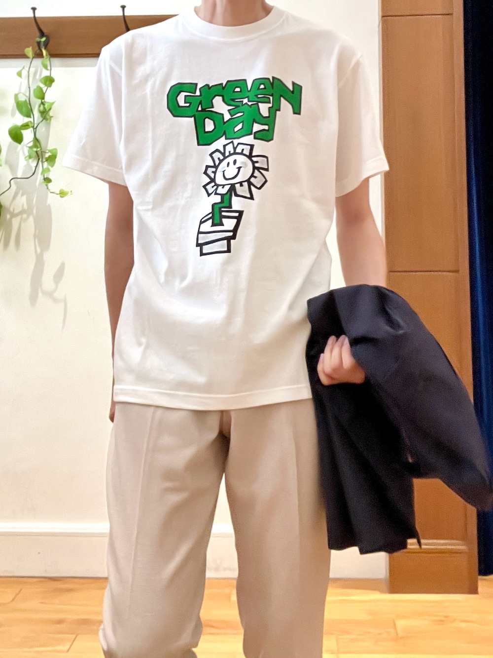 ホワイト系のTシャツ/カットソー、ブルー系のシャツ/ブラウス、ブラック系のバックパック/リュックを着用したメンズの夏コーディネートの9枚目の写真