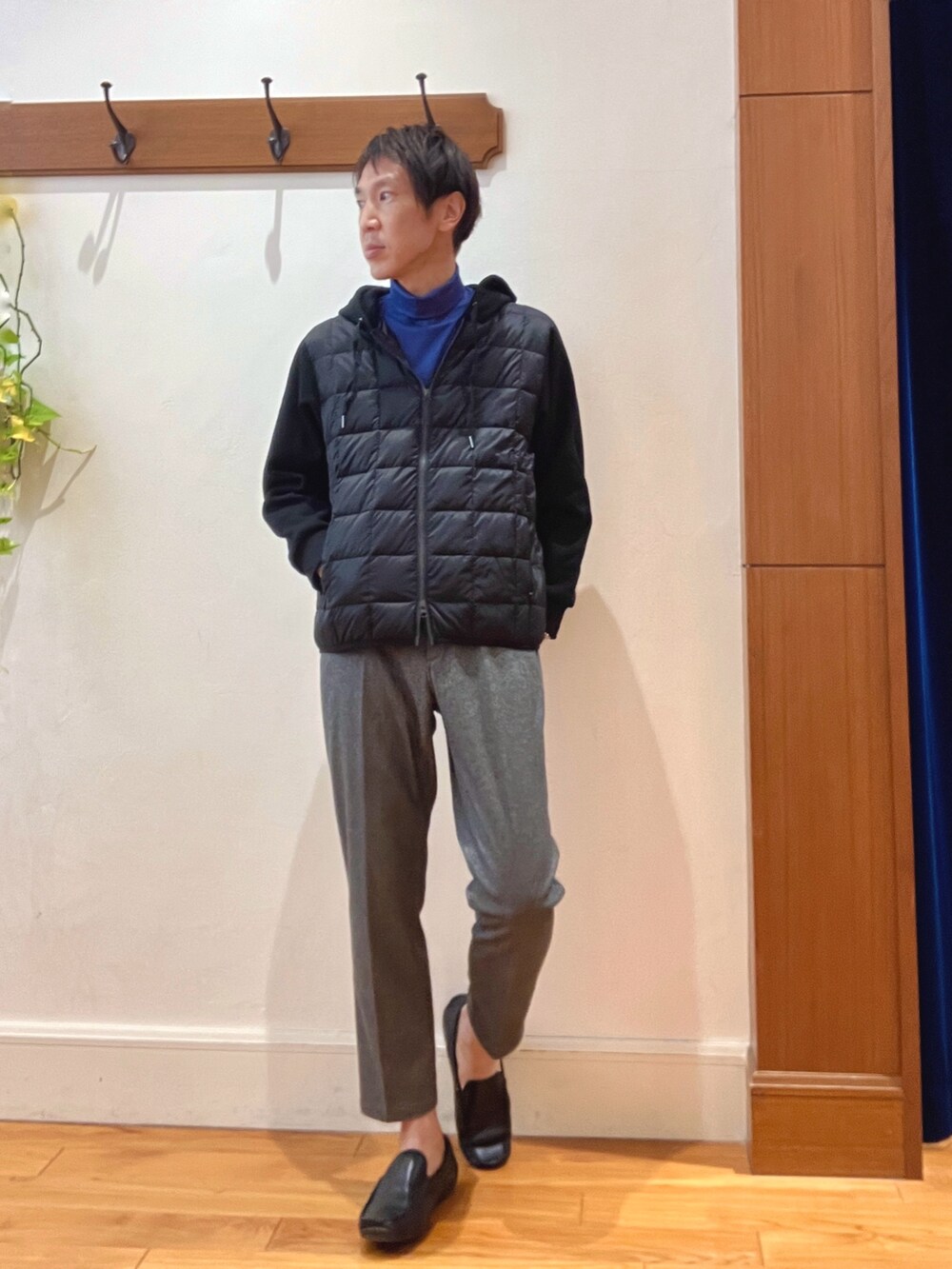 ブラック系のブルゾン、ブルー系のTシャツ/カットソー、グレー系のその他パンツを着用したメンズの秋コーディネートの7枚目の写真