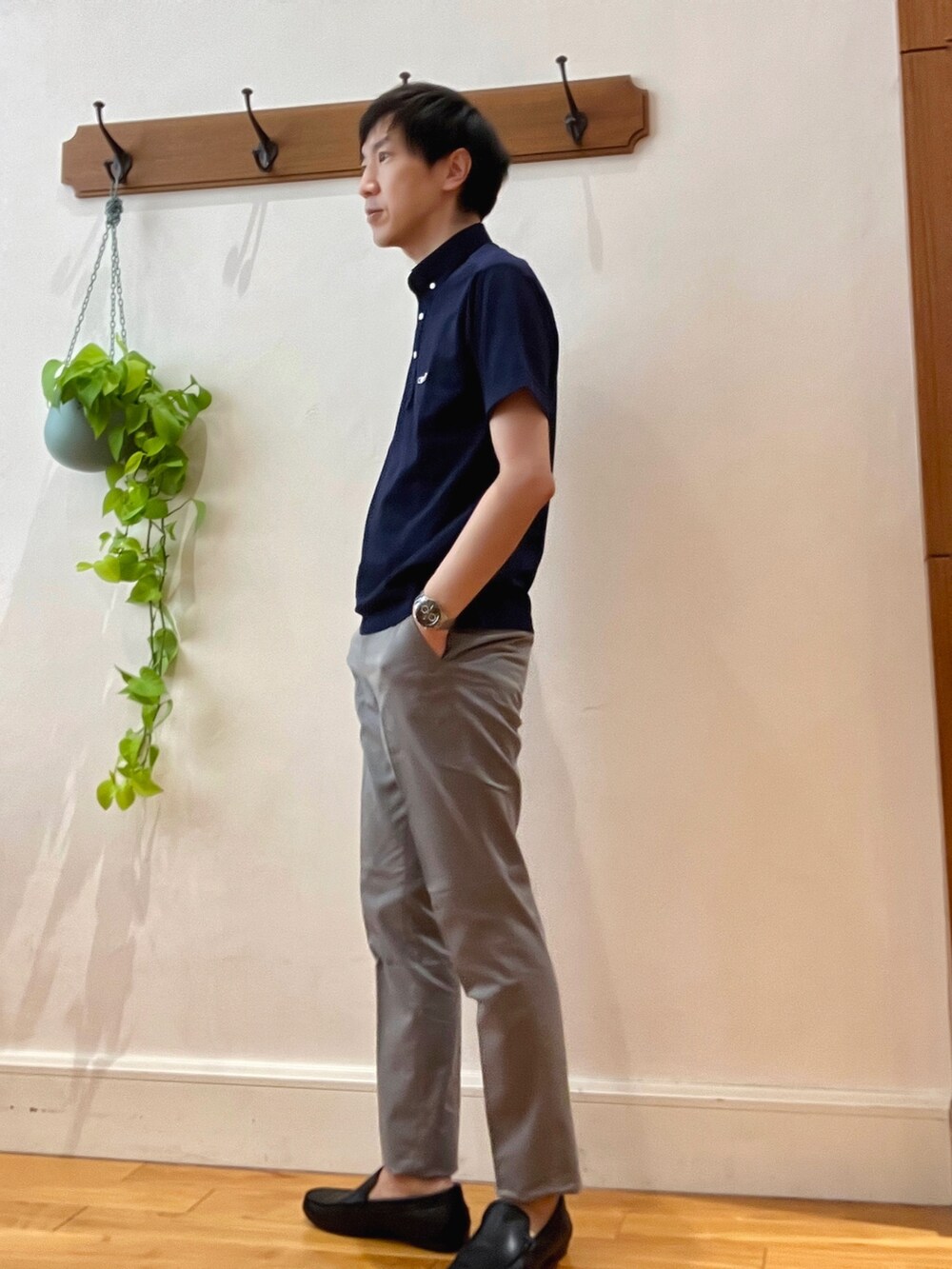 グレー系のその他パンツ、ブルー系のポロシャツを着用したメンズの夏コーディネートの3枚目の写真