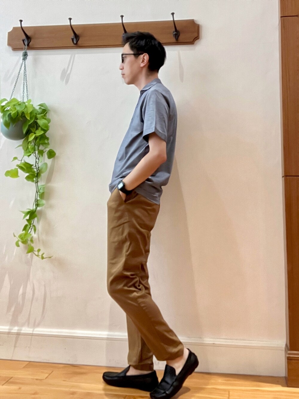 イエロー系のその他パンツ、ブルー系のポロシャツ、ブラック系のサングラスを着用したメンズの夏コーディネートの4枚目の写真