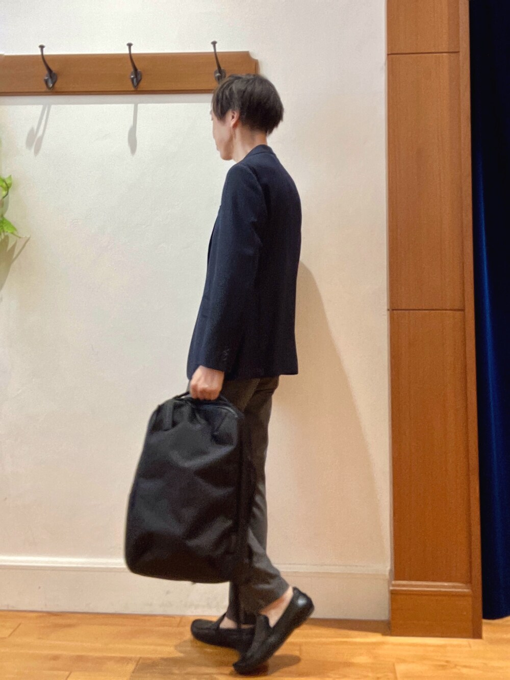 ブルー系のテーラードジャケット、レッド系のニット/セーター、グレー系のその他パンツを着用したメンズの秋コーディネートの4枚目の写真