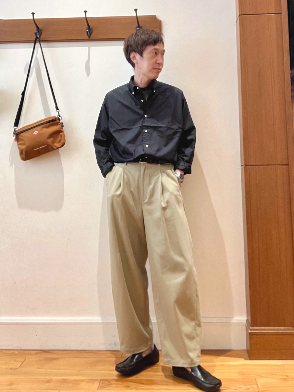 ブラック系のシャツ/ブラウス、ブラック系のTシャツ/カットソー、オレンジ系のショルダーバッグを着用したメンズの夏コーディネートの7枚目の写真