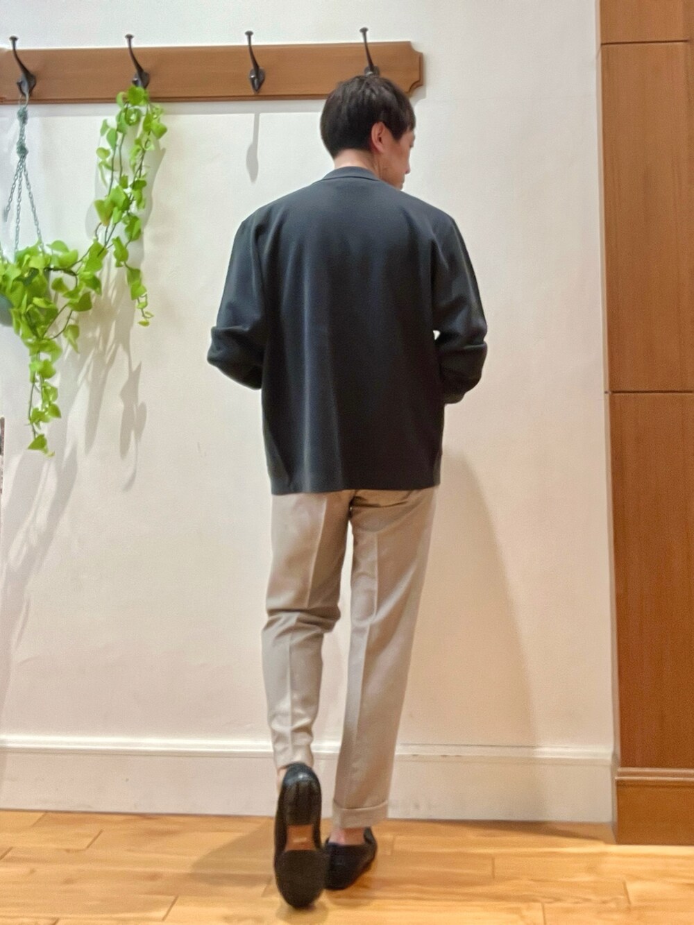 グリーン系のテーラードジャケット、ホワイト系のTシャツ/カットソー、ベージュ系のスラックスを着用したメンズの冬コーディネートの5枚目の写真