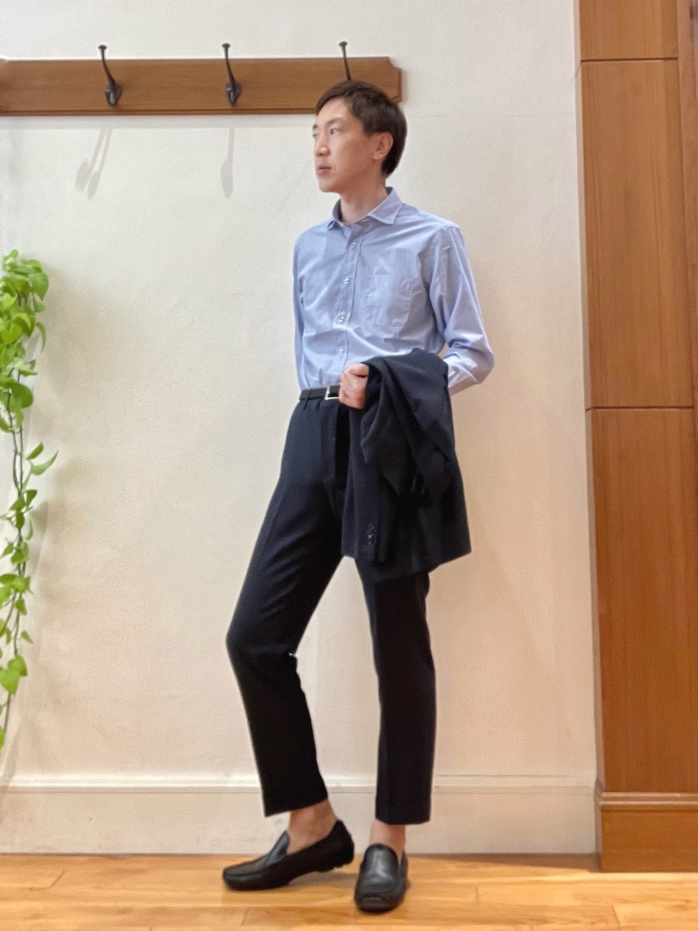 ブルー系のシャツ/ブラウス、ブラック系のバックパック/リュック、ブラック系のベルトを着用したメンズの春コーディネートの7枚目の写真