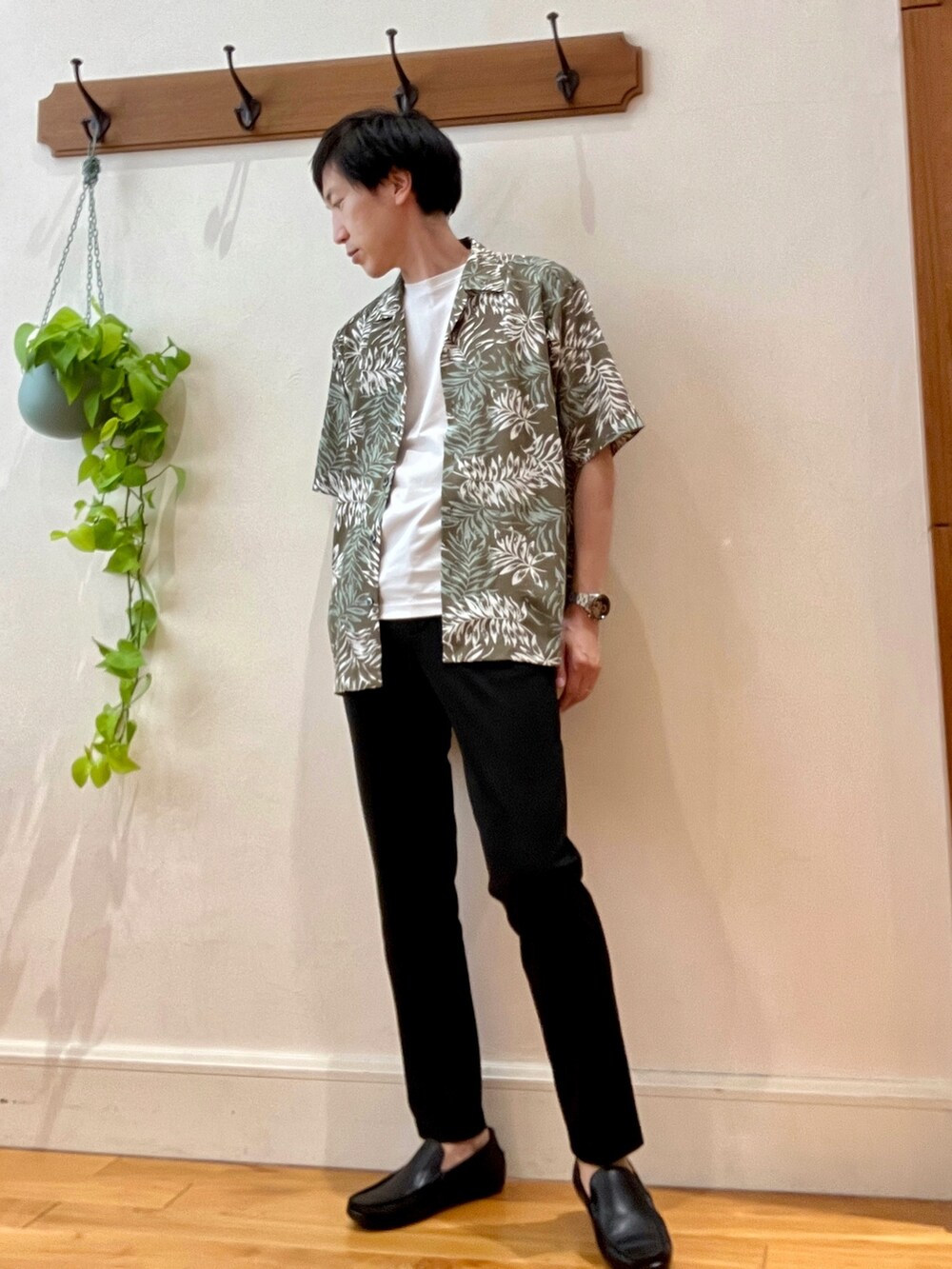 グリーン系のシャツ/ブラウス、ホワイト系のTシャツ/カットソー、ブラック系のショルダーバッグを着用したメンズの夏コーディネートの7枚目の写真