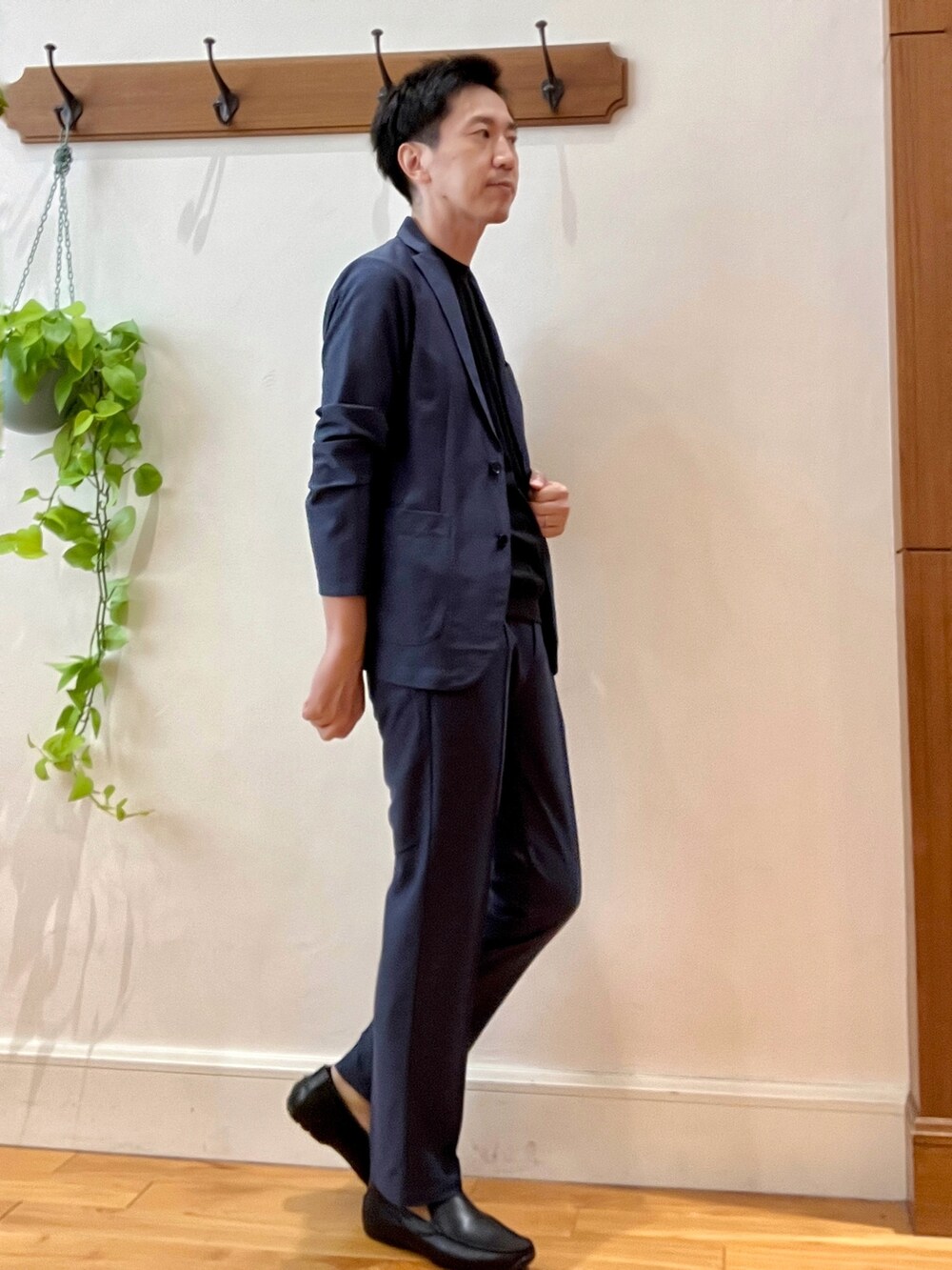 ブラック系のTシャツ/カットソー、ブルー系のその他パンツ、ブルー系のテーラードジャケットを着用したメンズの夏コーディネートの6枚目の写真