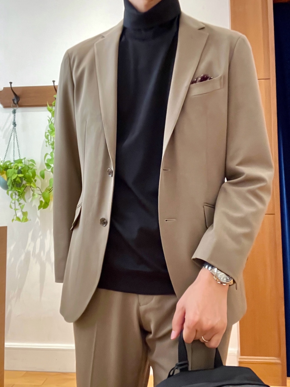 ブラウン系のその他パンツ、ブラウン系のテーラードジャケット、ブラック系のTシャツ/カットソーを着用したメンズの秋コーディネートの8枚目の写真