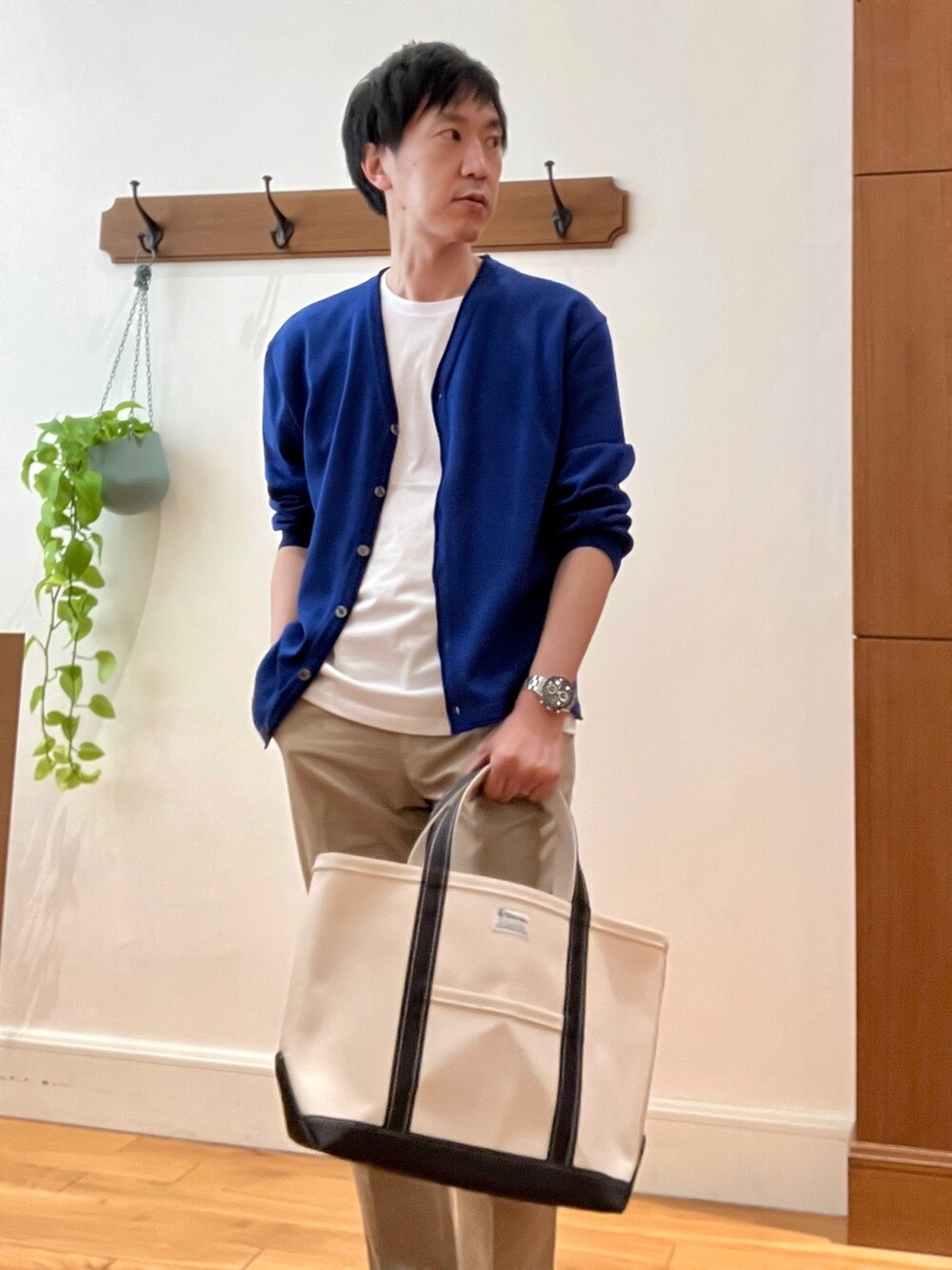 ブルー系のカーディガン/ボレロ、ホワイト系のトートバッグ、ベージュ系のその他パンツを着用したメンズの春コーディネートの8枚目の写真