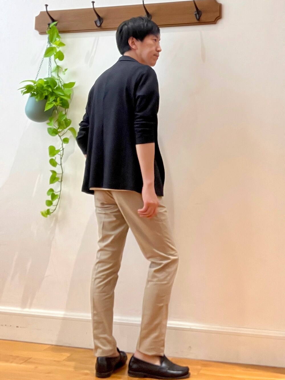 グレー系のカーディガン/ボレロ、ホワイト系のTシャツ/カットソー、ベージュ系のその他パンツを着用したメンズの春コーディネートの4枚目の写真