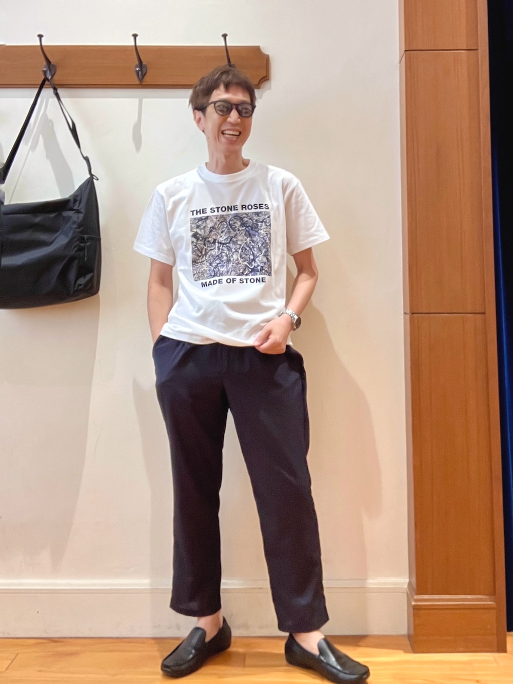 ホワイト系のTシャツ/カットソー、ブラック系のショルダーバッグ、グレー系のその他パンツを着用したメンズの夏コーディネートの8枚目の写真
