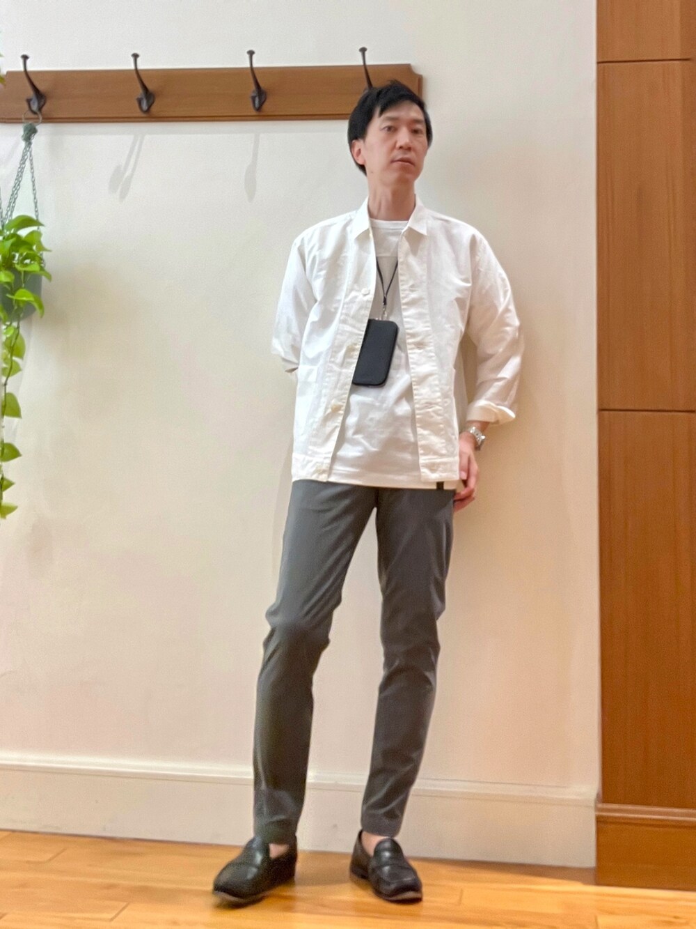 グレー系のその他パンツ、ホワイト系のカバーオール、ホワイト系のTシャツ/カットソーを着用したメンズの春コーディネートの3枚目の写真