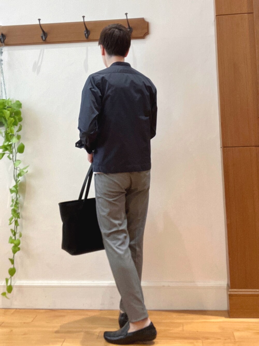 ブラック系のシャツ/ブラウス、ホワイト系のTシャツ/カットソー、グレー系のその他パンツを着用したメンズの春コーディネートの4枚目の写真