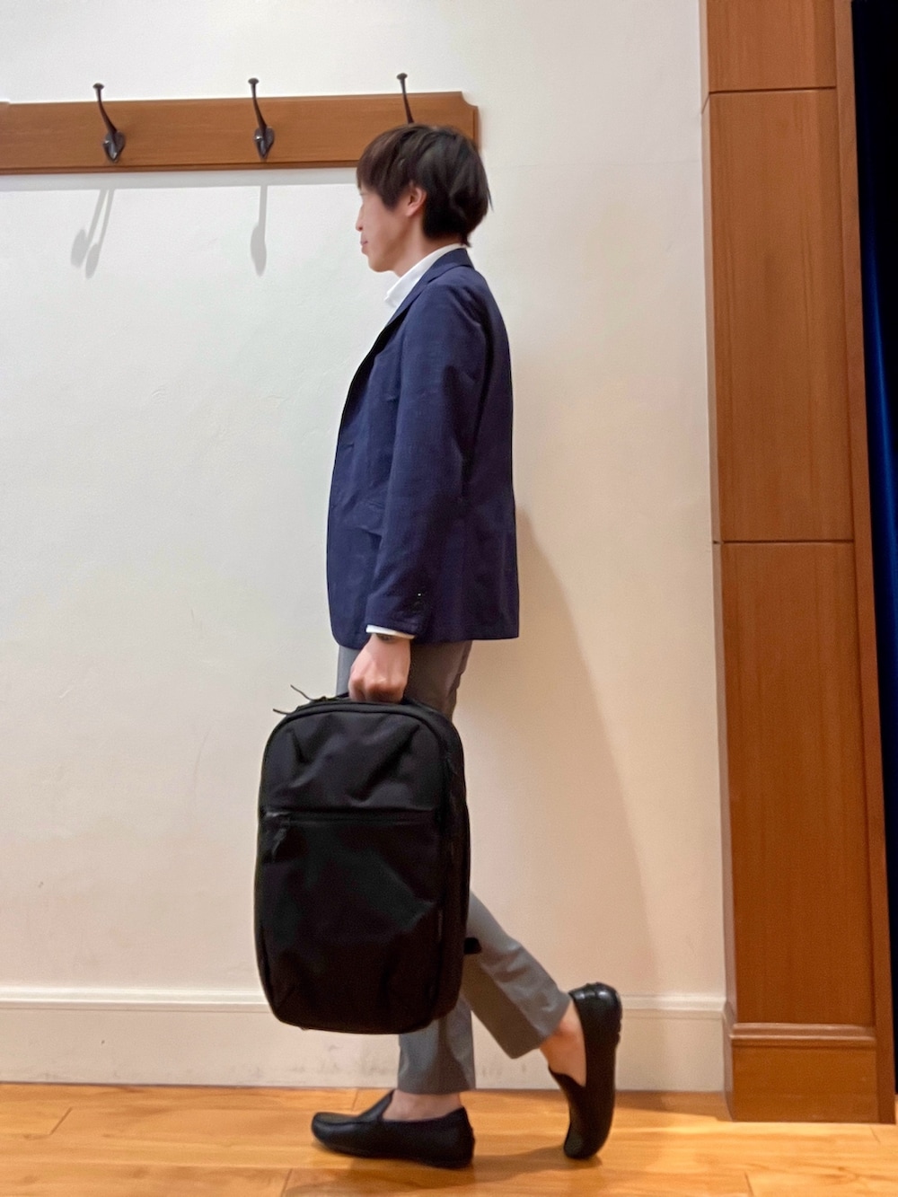 ブルー系のテーラードジャケット、ホワイト系のシャツ/ブラウス、グレー系のその他パンツを着用したメンズの春コーディネートの2枚目の写真