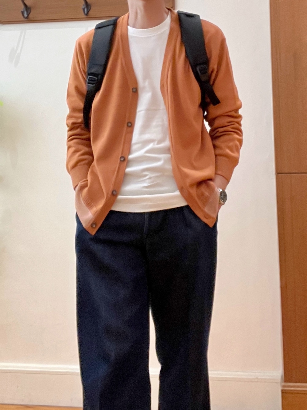 「きれいめカジュアル、デニム、ローファー、バックパック、INCASE、NOLLEY'S、ノーリーズ、オトナカジュアル、休日スタイル、秋のコーデ、秋服準備はじめました、カーディガン、シンプルスタイル、シンプルコーデ」｜「NOLLEY'S goodmanのロンT付き プレーティングレイヤード カーディガン（カーディガン/ボレロ、イエロー系）」を使った、Tatsuo.YMさん（メンズ・182cm）の秋コーディネートの8枚目の写真