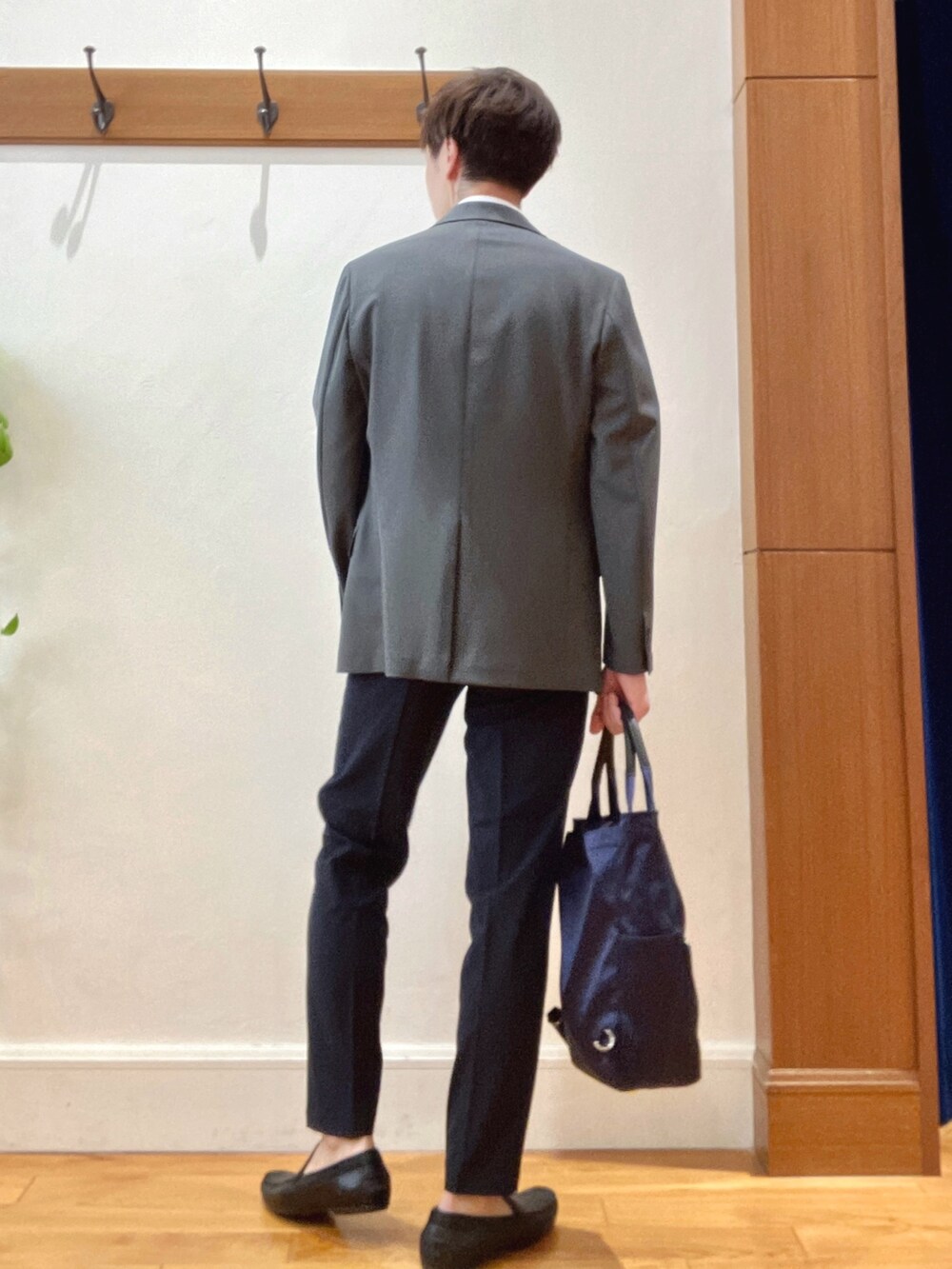 グレー系のテーラードジャケット、ホワイト系のシャツ/ブラウス、ブルー系のその他パンツを着用したメンズの夏コーディネートの4枚目の写真