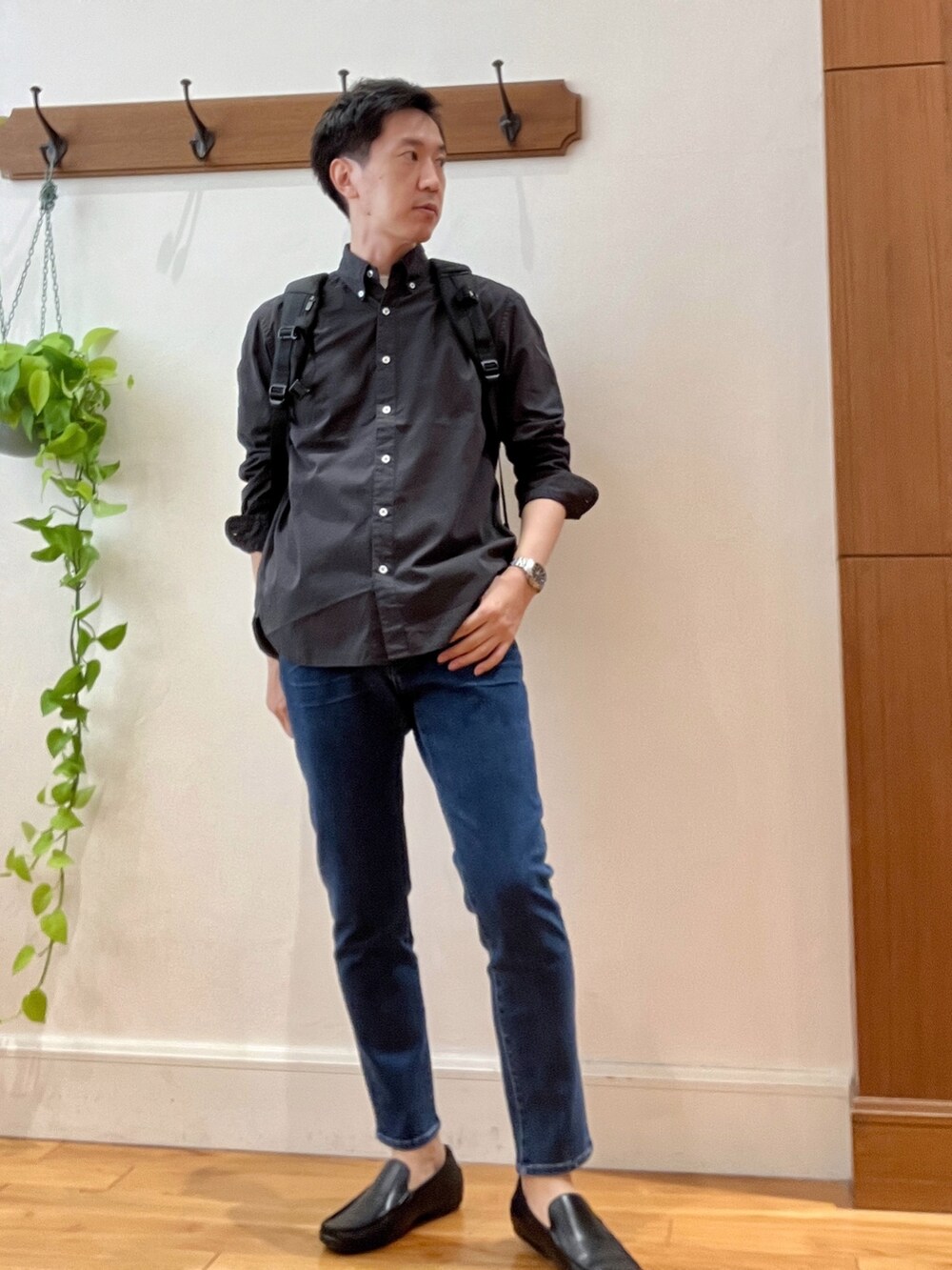 ブラック系のバックパック/リュック、ブラック系のシャツ/ブラウス、ホワイト系のTシャツ/カットソーを着用したメンズの秋コーディネートの3枚目の写真