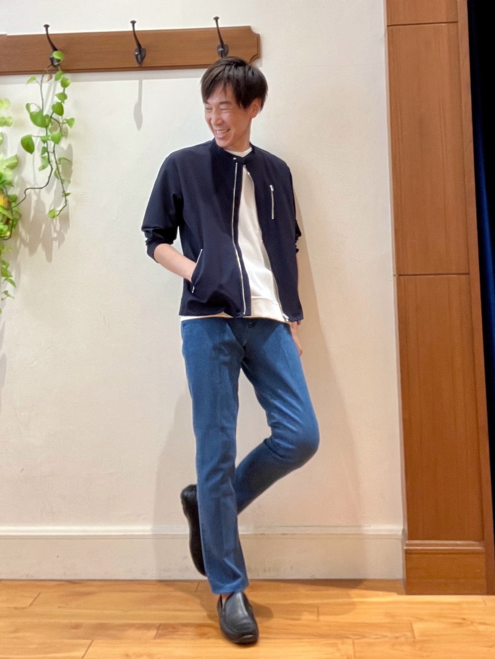 ブルー系のデニムパンツ、ベージュ系のトートバッグ、ホワイト系のTシャツ/カットソーを着用したメンズの秋コーディネートの7枚目の写真