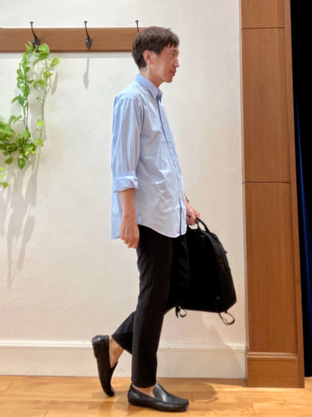 ブラック系のその他パンツ、ブルー系のシャツ/ブラウス、ブラック系のバックパック/リュックを着用したメンズの秋コーディネートの6枚目の写真