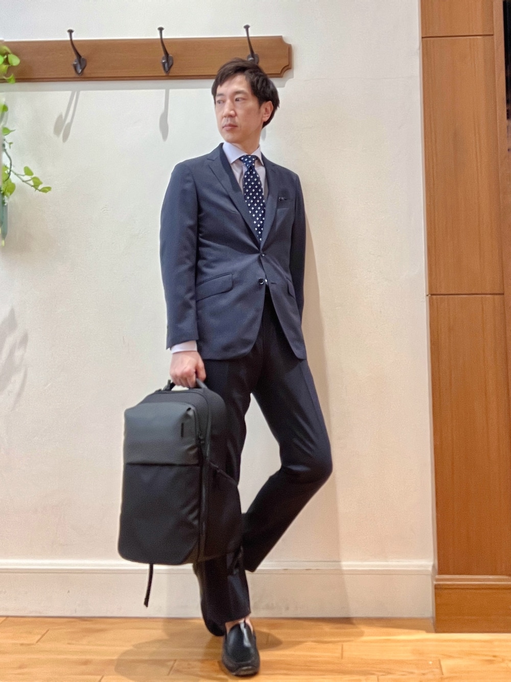 ブルー系のスラックス、パープル系のシャツ/ブラウス、ブルー系のテーラードジャケットを着用したメンズの春コーディネートの7枚目の写真