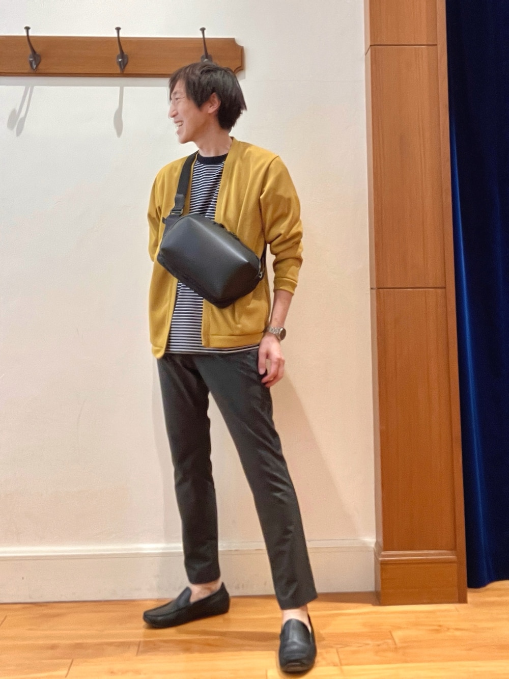 イエロー系のカーディガン/ボレロ、ブラック系のTシャツ/カットソー、ブラック系のショルダーバッグを着用したメンズの春コーディネートの3枚目の写真