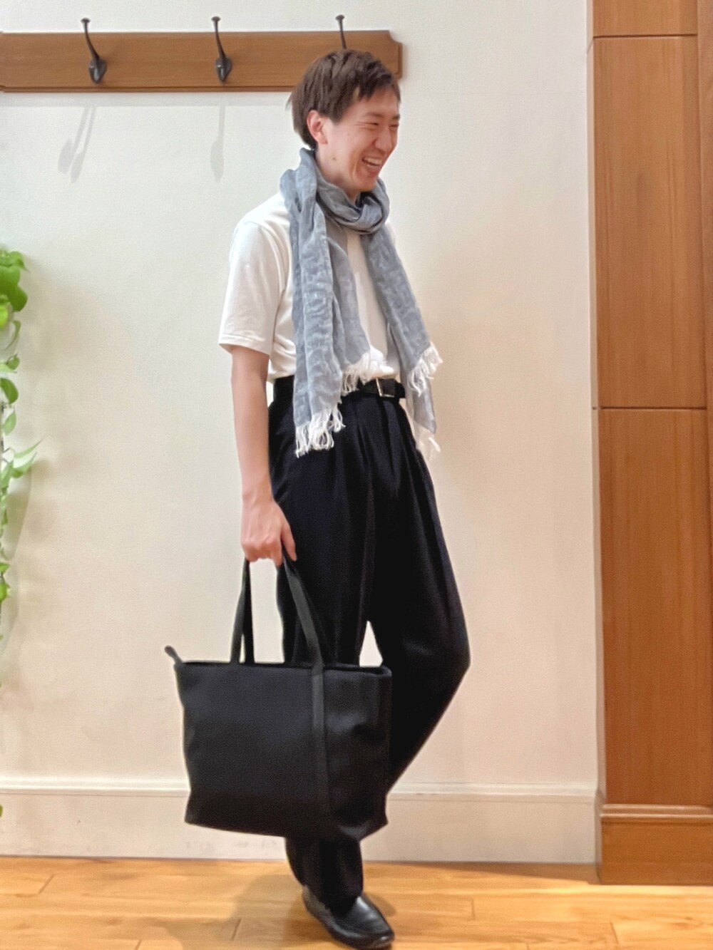 ブラック系のトートバッグ、ブラック系のその他パンツ、ホワイト系のTシャツ/カットソーを着用したメンズの春コーディネートの8枚目の写真