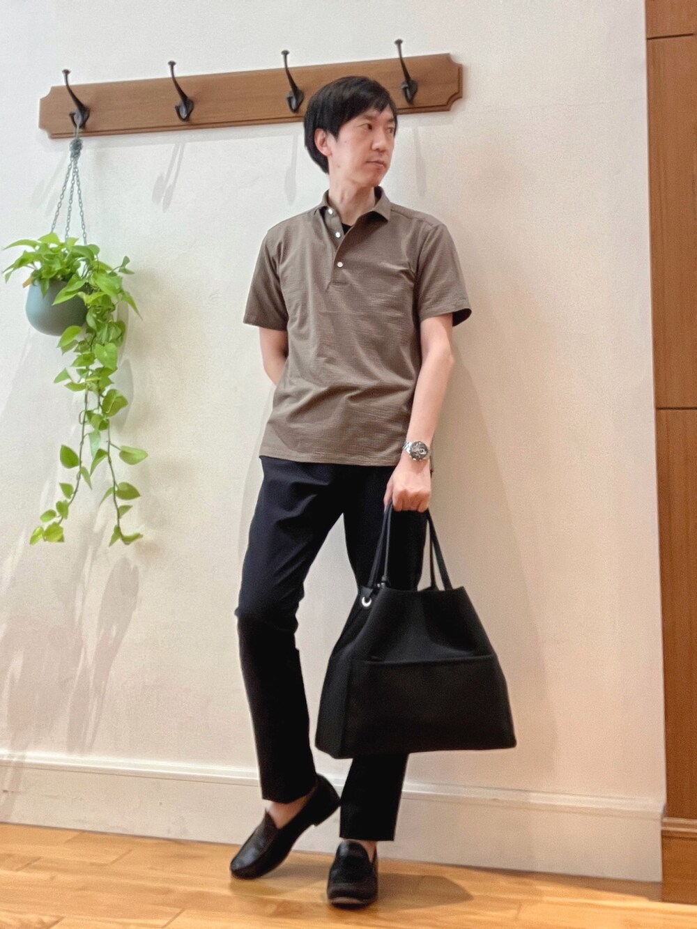 ブラウン系のポロシャツ、ブルー系のTシャツ/カットソー、ブルー系のその他パンツを着用したメンズの春コーディネートの2枚目の写真