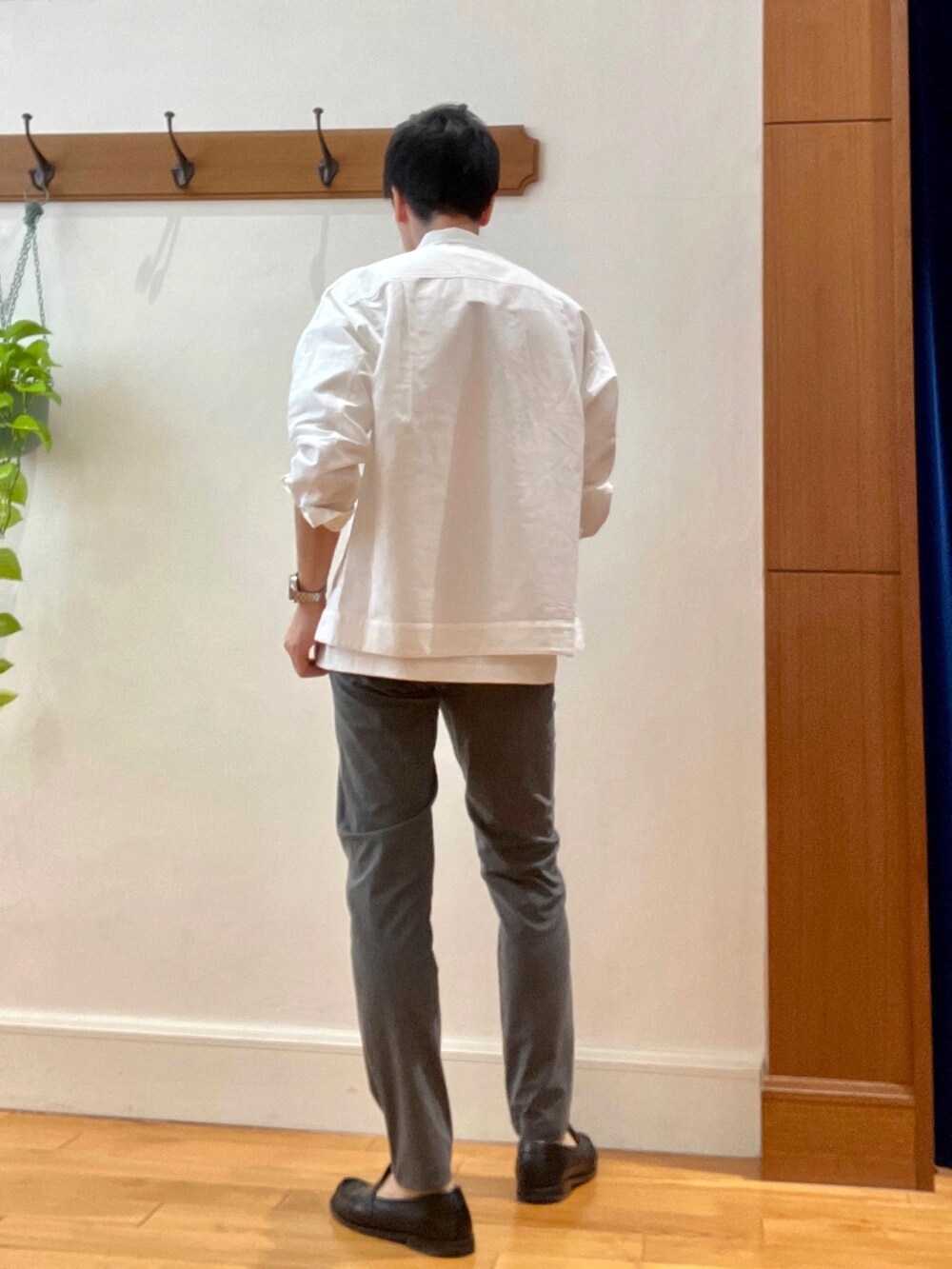 グレー系のその他パンツ、ホワイト系のカバーオール、ホワイト系のTシャツ/カットソーを着用したメンズの春コーディネートの6枚目の写真