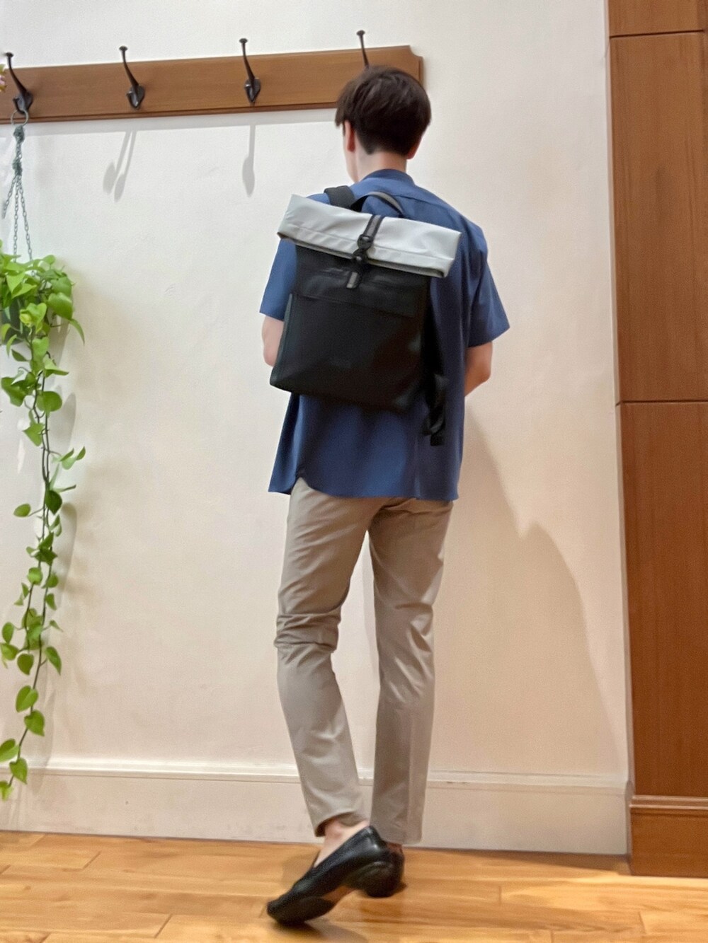 ブルー系のシャツ/ブラウス、ホワイト系のTシャツ/カットソー、ベージュ系のその他パンツを着用したメンズの春コーディネートの4枚目の写真