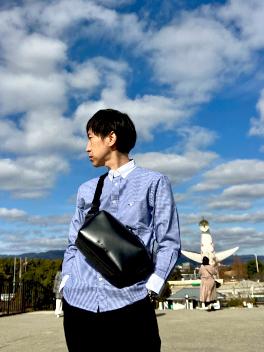 ブルー系のシャツ/ブラウス、ブラック系のボディバッグ/ウエストポーチを着用したメンズの冬コーディネートの5枚目の写真