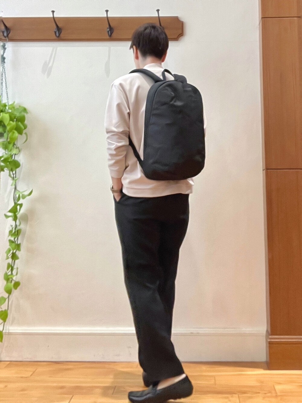 ホワイト系のTシャツ/カットソー、ブラック系のその他パンツ、ブラック系のバックパック/リュックを着用したメンズの春コーディネートの3枚目の写真